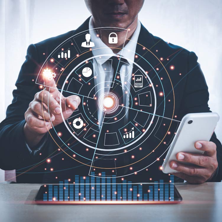 homme qui tient son téléphone compétences numériques