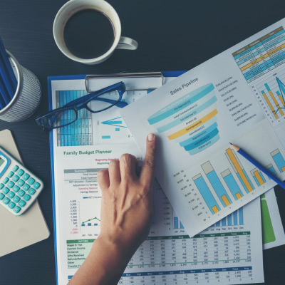 Professionnel analysant des données financières complexes sur Excel avec des graphiques et des tableaux